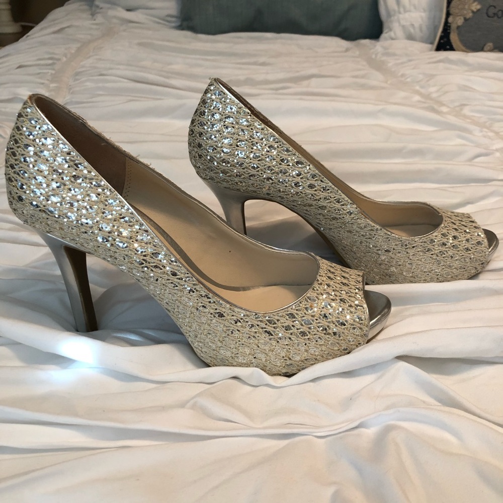 Audrey Brooke 7.5 Gold & Silver Glitter heel